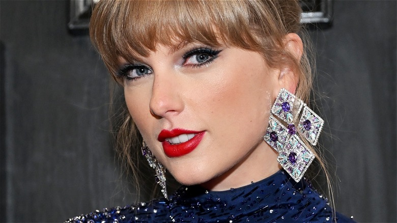 Taylor Swift large sparkly earrings