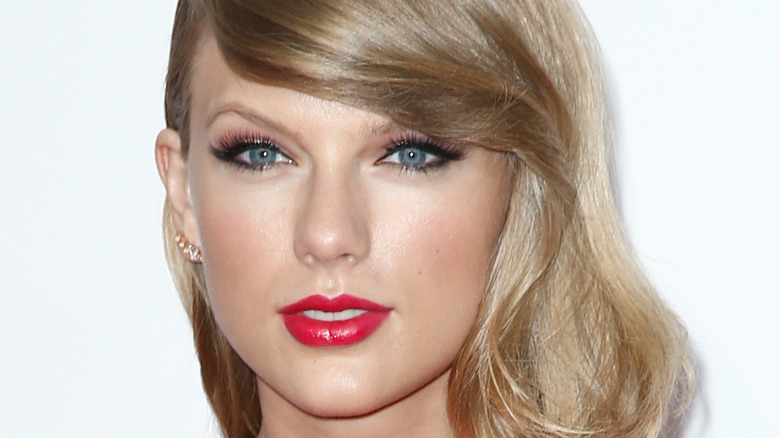 Taylor Swift wearing red liptick