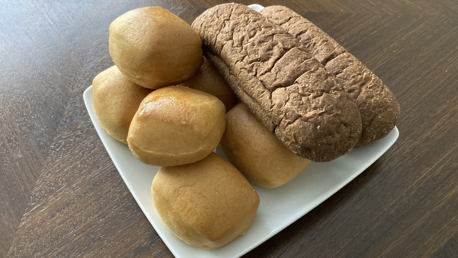 Texas Roadhouse Vs Outback Steakhouse: Who Has The Better Rolls?