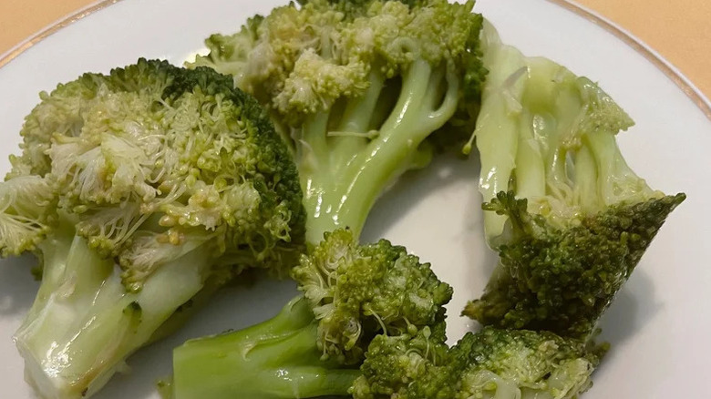Texas Roadhouse broccoli on a white plate