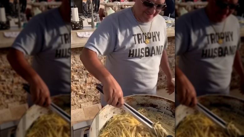  Buddy Valastro che cucina un'enorme pentola di pasta