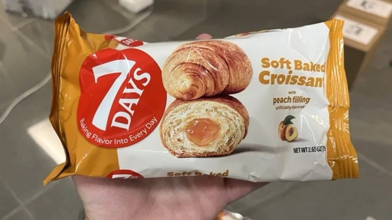 Package of 7 DAYS soft baked croissants with peach filling