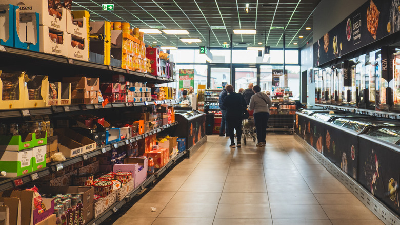 A grocery aisle at an Aldi supermarker