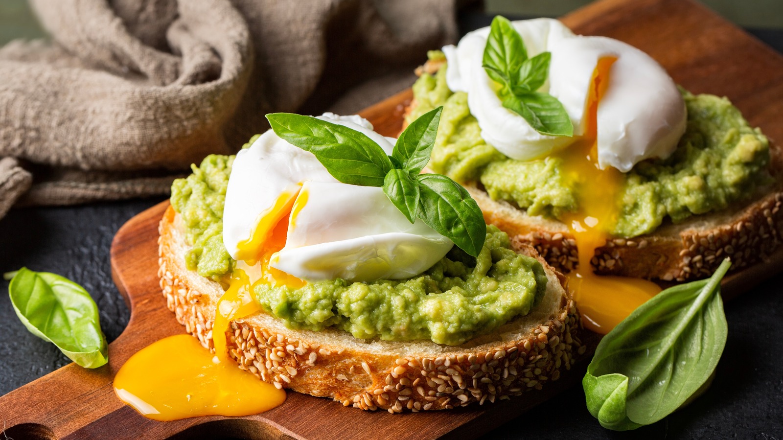 The 2 Big Mistakes People Make When Poaching Eggs In The Microwave