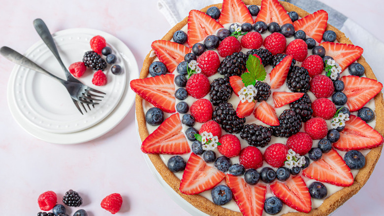 fruit pizza with berry starburst pattern