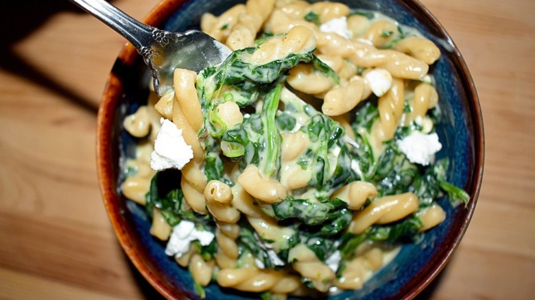 Bowl of spinach mac and cheese with fork