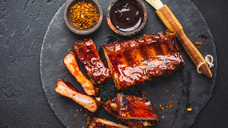 Barbecue ribs with sauce on the side