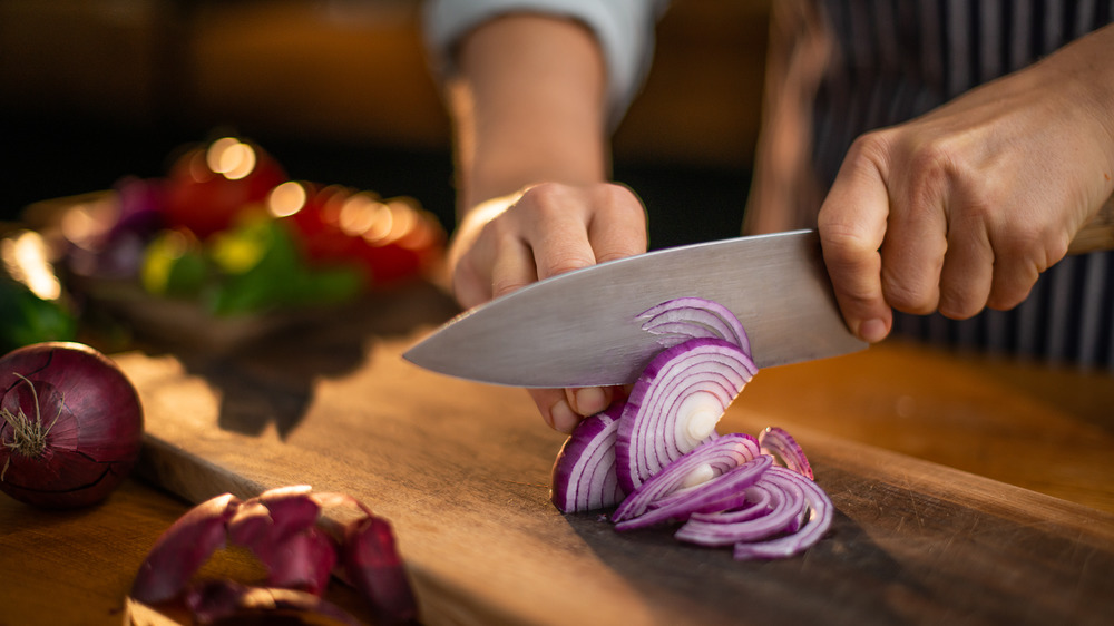cutting onion