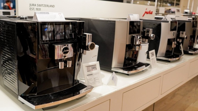 Various Jura machines in a store