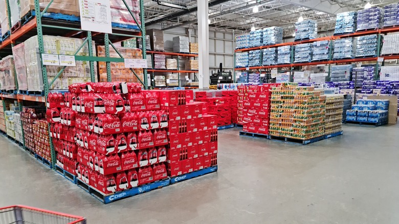  Productos apilados en los pasillos de Costco