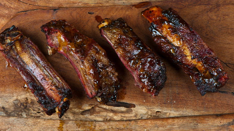 A plate of ribs.