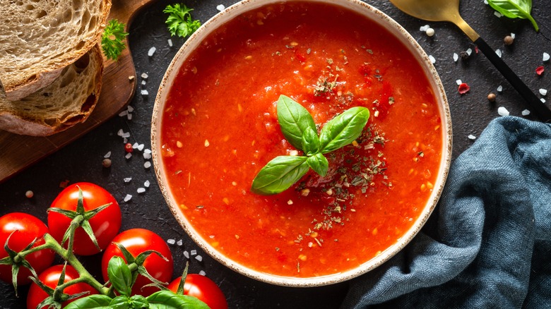 bowl of tomato soup 