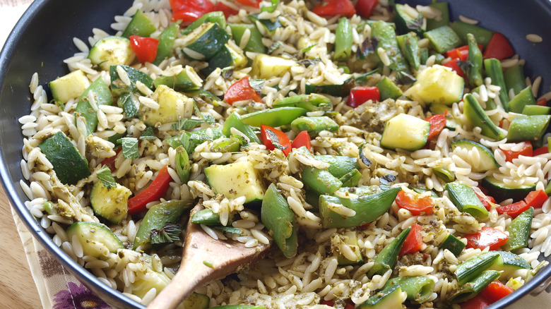 This salad mixes rice with vegetables.