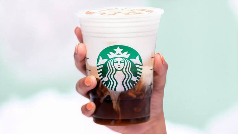 hand holding a starbucks drink