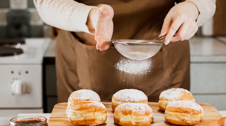 Icing sugar falling on pastries