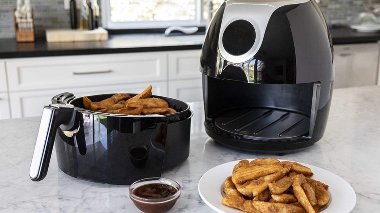 Magic Chef Air Fryer with food