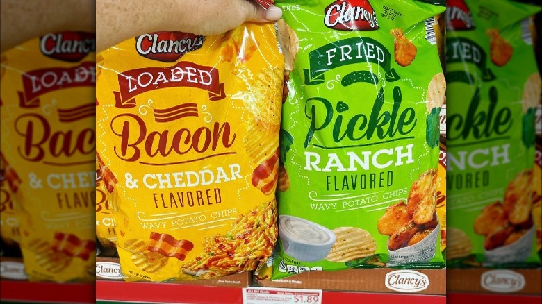   Torby Aldi's loaded bacon & cheddar and fried pickle ranch-flavored chips.