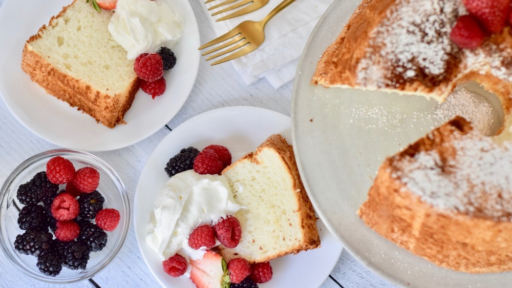 angel food cake whole and slices with berries