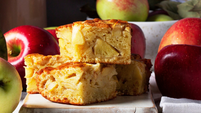 Whole apples and slices of apple cake