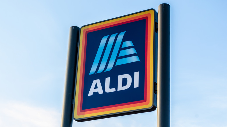 An Aldi sign outside