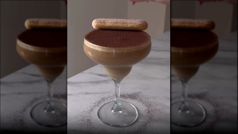 Bailey's tiramisu cocktail with cookie