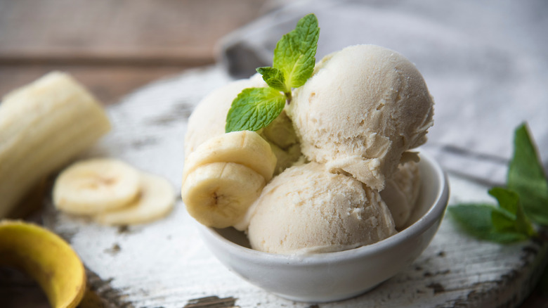 vanilla ice cream with banana