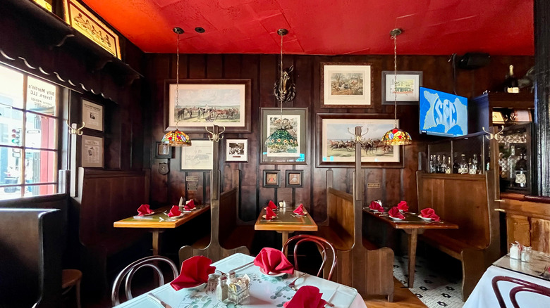 the inside of Martin's Tavern