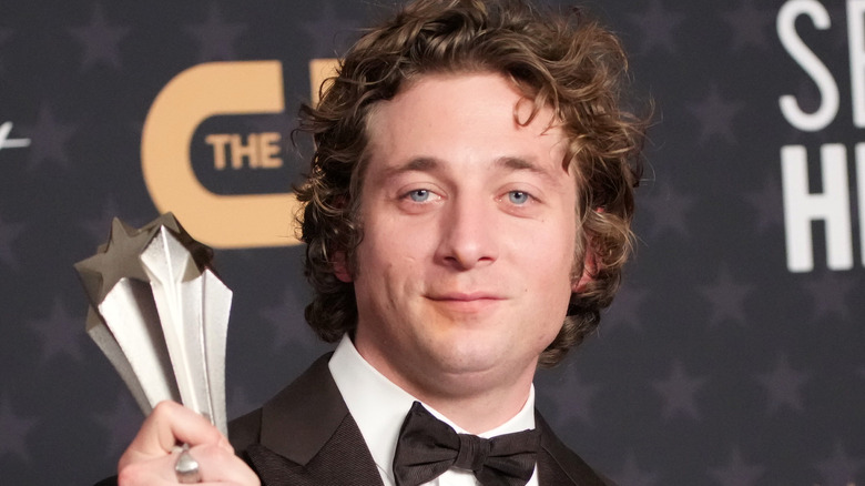 Jeremy Allen White holding award