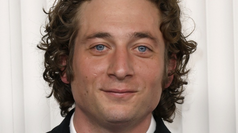 Jeremy Allen White smiling