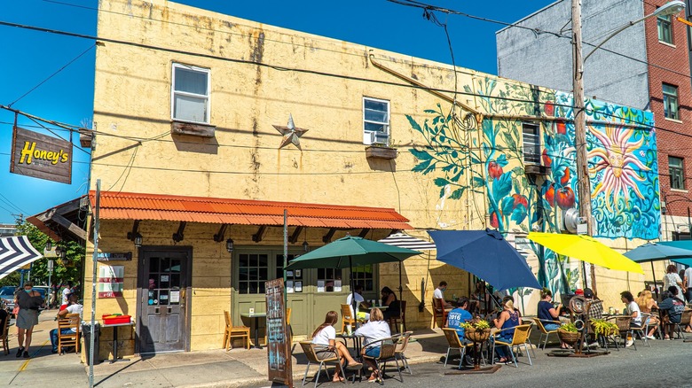 Exterior Honey's Sit 'n Eat