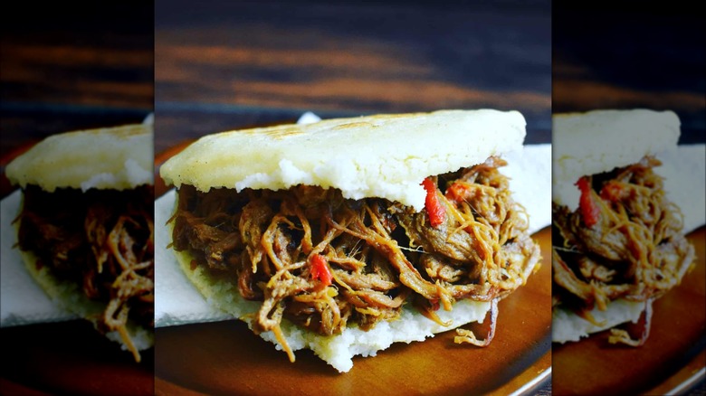 arepa carne mechada