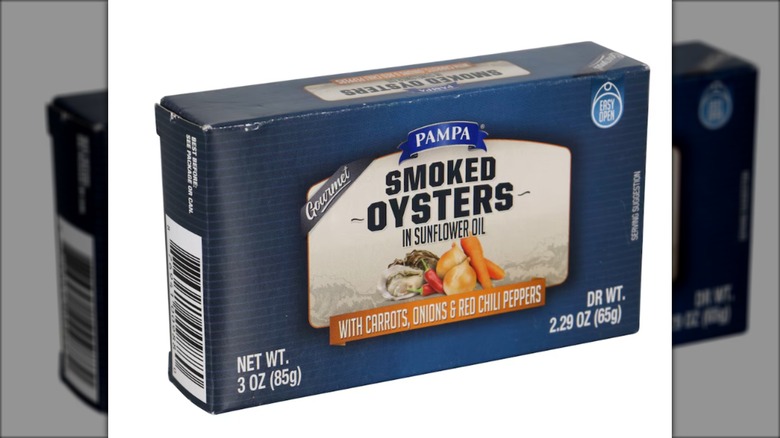 Box of Pampa smoked oysters in sunflower oil with carrots, onions and chili peppers