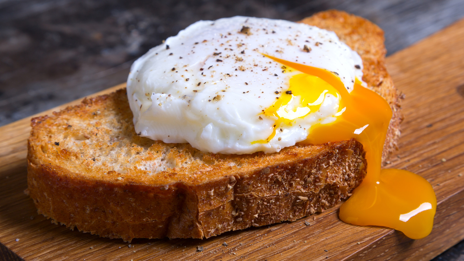 The Best Drinks, Alcoholic Or Not, To Pair With Poached Eggs