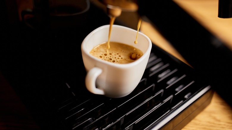 Espresso machine with cup