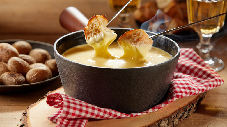 Fondue pot with cheese 