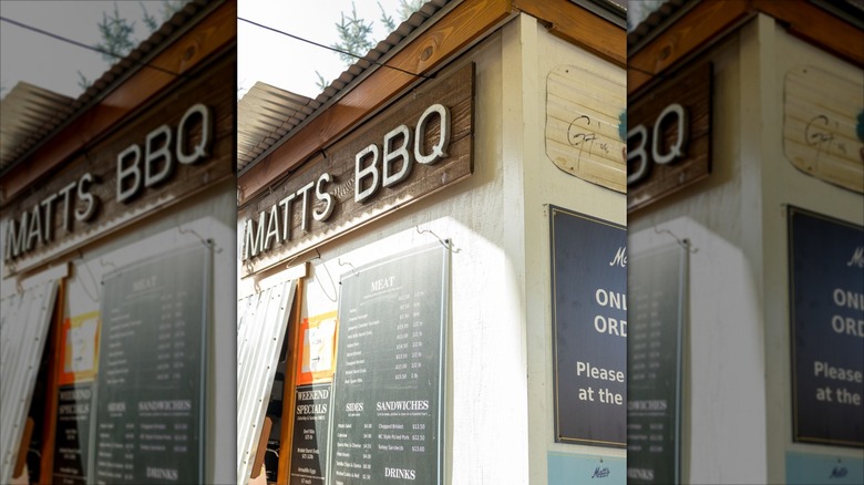 Exterior of Matt's BBQ food truck