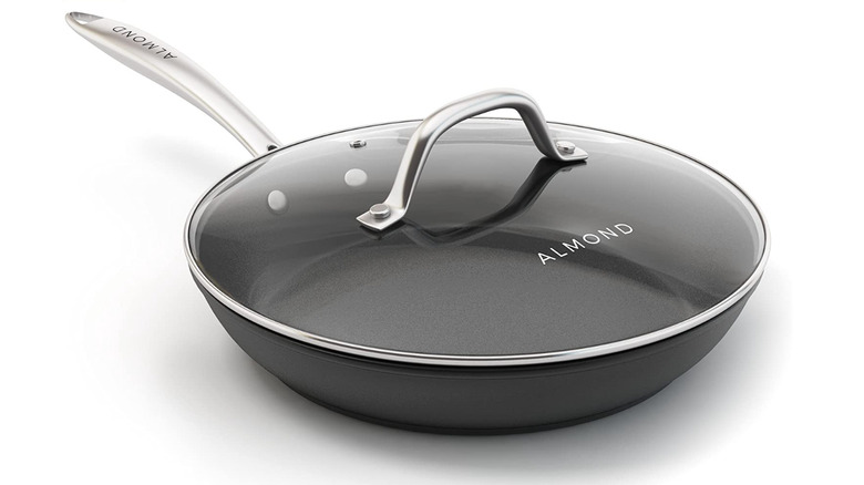 Almond frying pan with lid