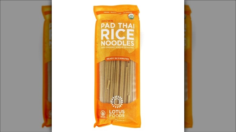   Jedzenie Lotosu' pad thai rice noodles