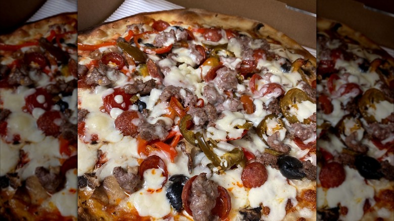 Close-up of a fully loaded pizza from Lee's Tavern in Staten Island, NYC