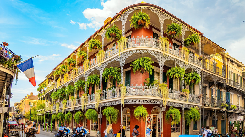 Corner of building with hanging plants in New Orleans' French Quarter