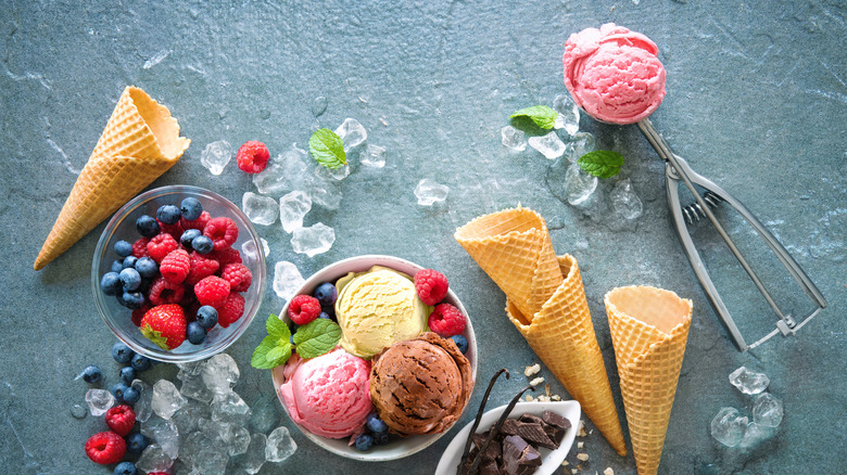 Ice cream scoop and cones