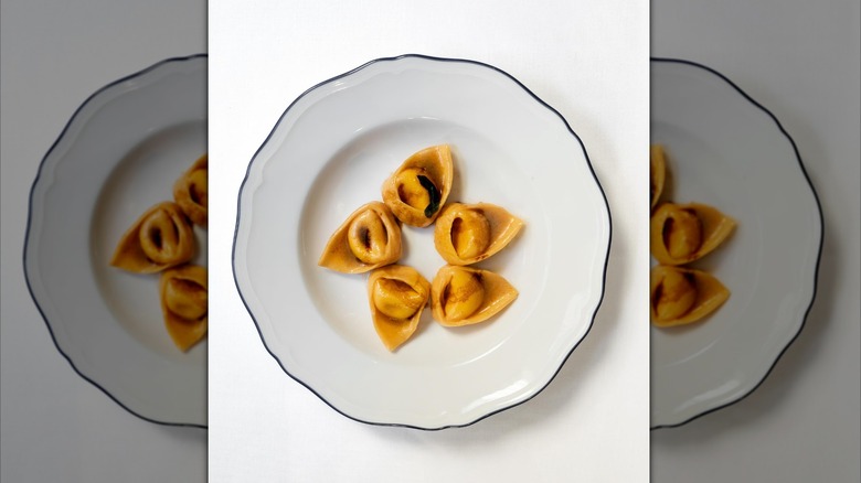 5 pieces of tortelloni pasta on a plate