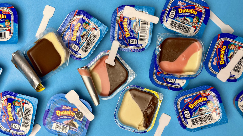 Packages of Duvalín Bi Sabor and Tri Sabor candies with small plastic spoons