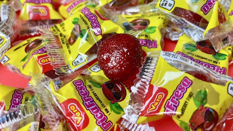 A pile of small Pica Fresa candies