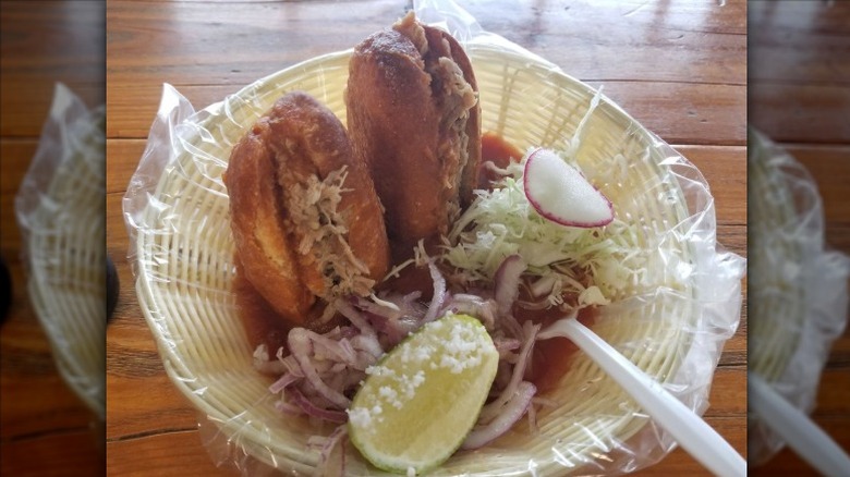 a torta ahogada with lime