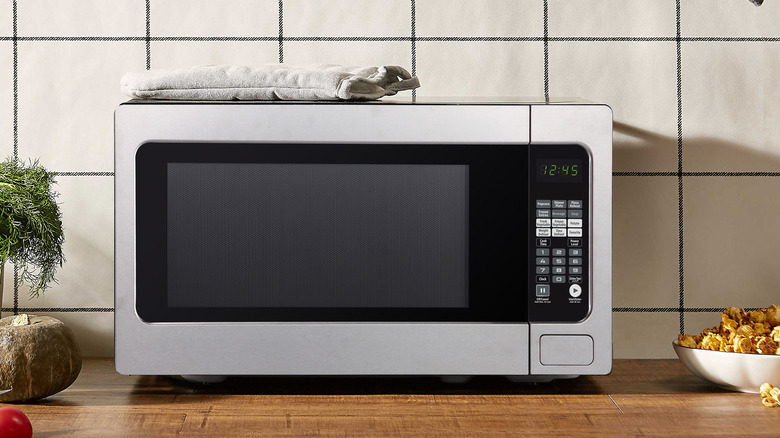 https://www.mashed.com/img/gallery/the-best-microwaves-of-2022/intro-1652811470.jpg