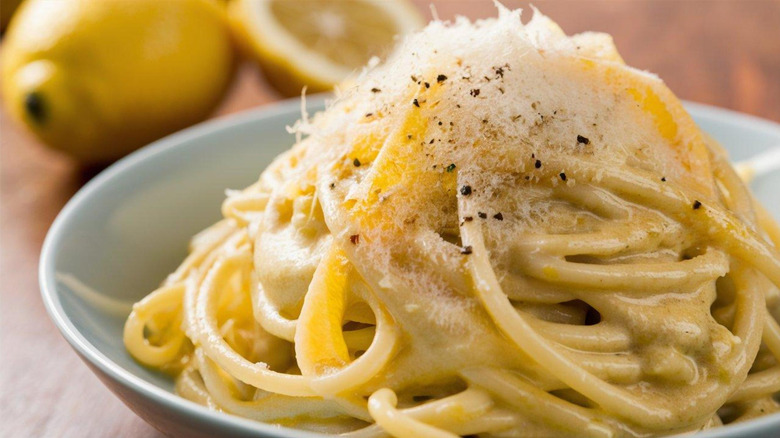 Al limone sauce on pasta
