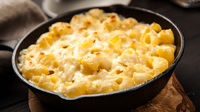 Mac and cheese in black skillet