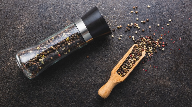 Pepper mill and pepper