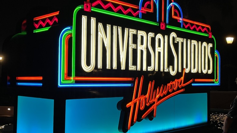 universsl studios hollywood intro entrance sign theme park